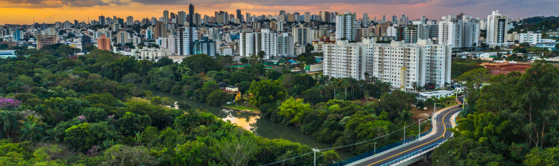 Rio Uberabinha com o skyline da cidade ao fundo