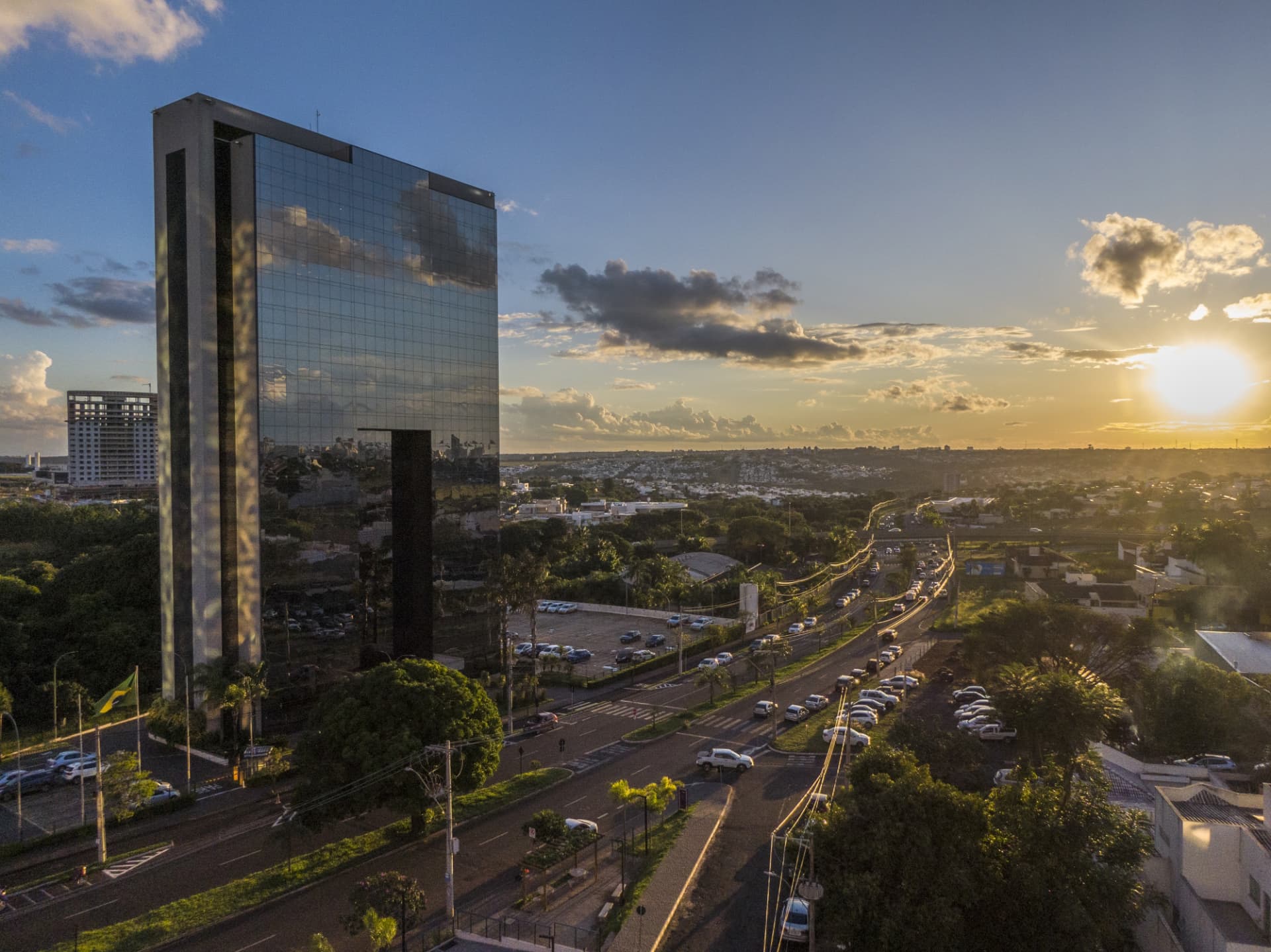 Arquitetura contemporânea em Uberlândia ao pôr do sol