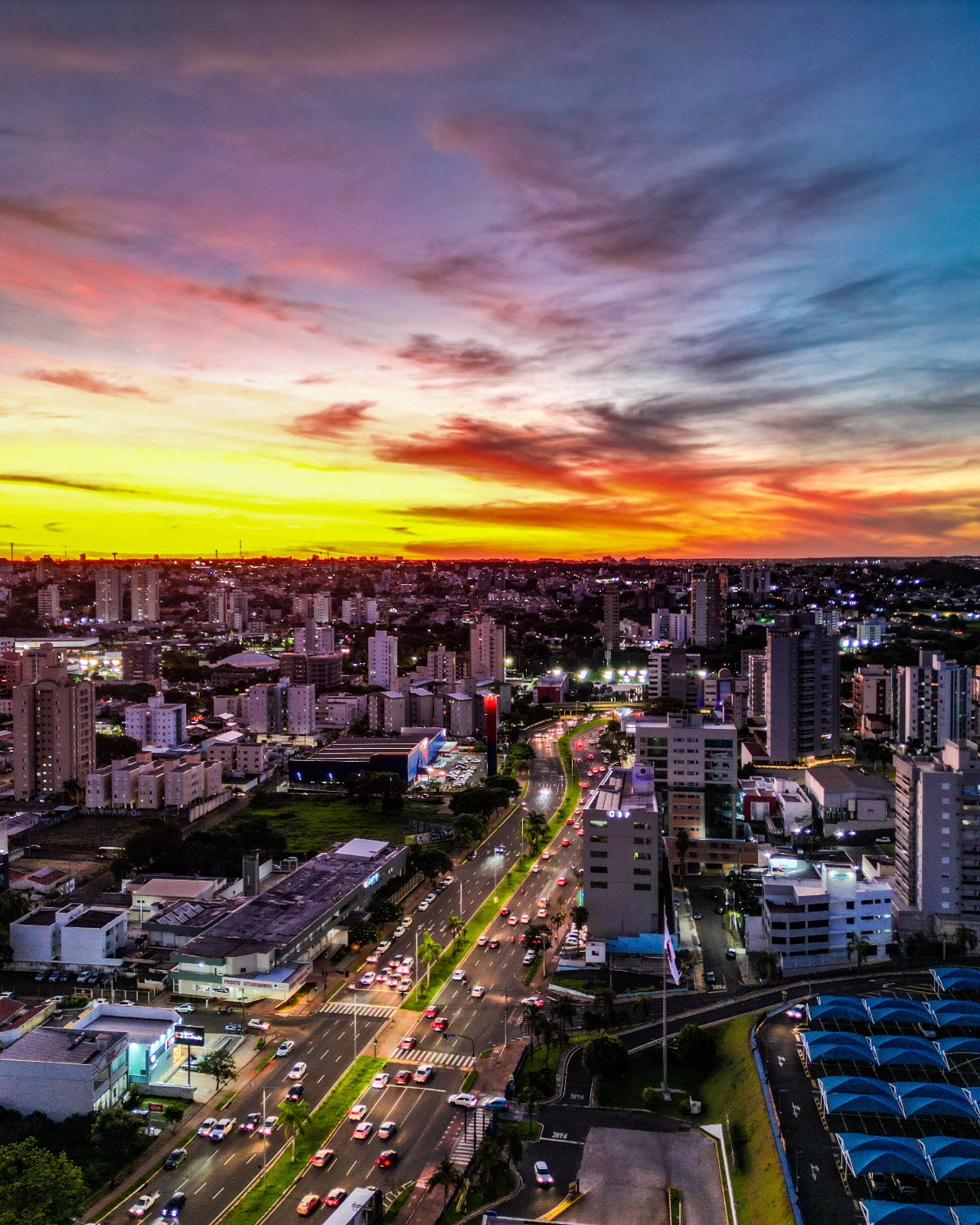 Avenida ao entardecer — Uberlândia/MG